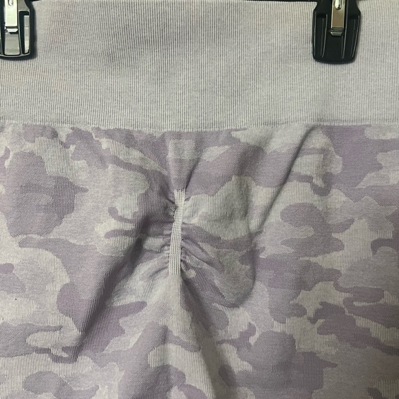 SHEIN camo scrunch workout shorts set (4 total). Size medium - Picture 9 of 10